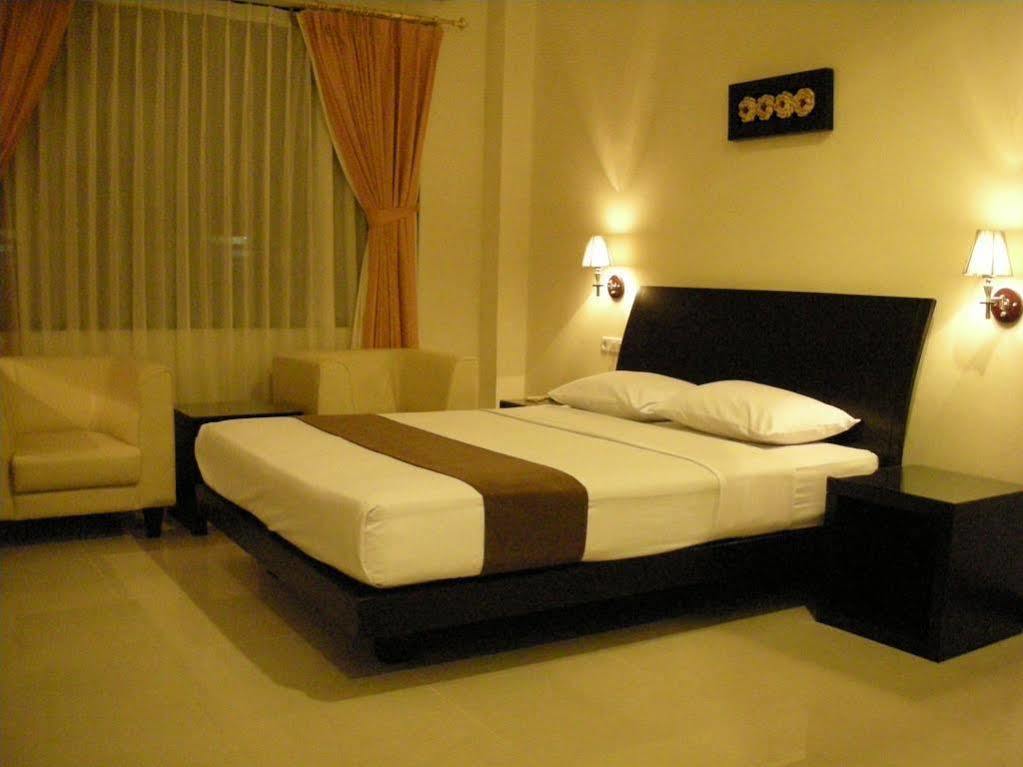 Grand Kecubung Hotel Pangkalan Bun Exterior photo